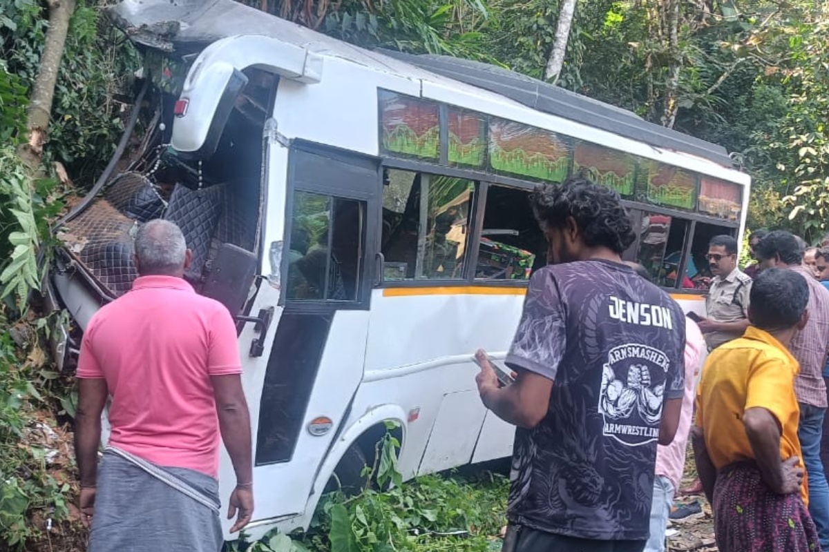 ഇടുക്കി നാരകക്കാനത്തിന് സമീപം ടൂറിസ്റ്റ് ബസ് അപകടത്തിൽപ്പെട്ട്നിരവധി പേർക്ക് പരിക്ക്